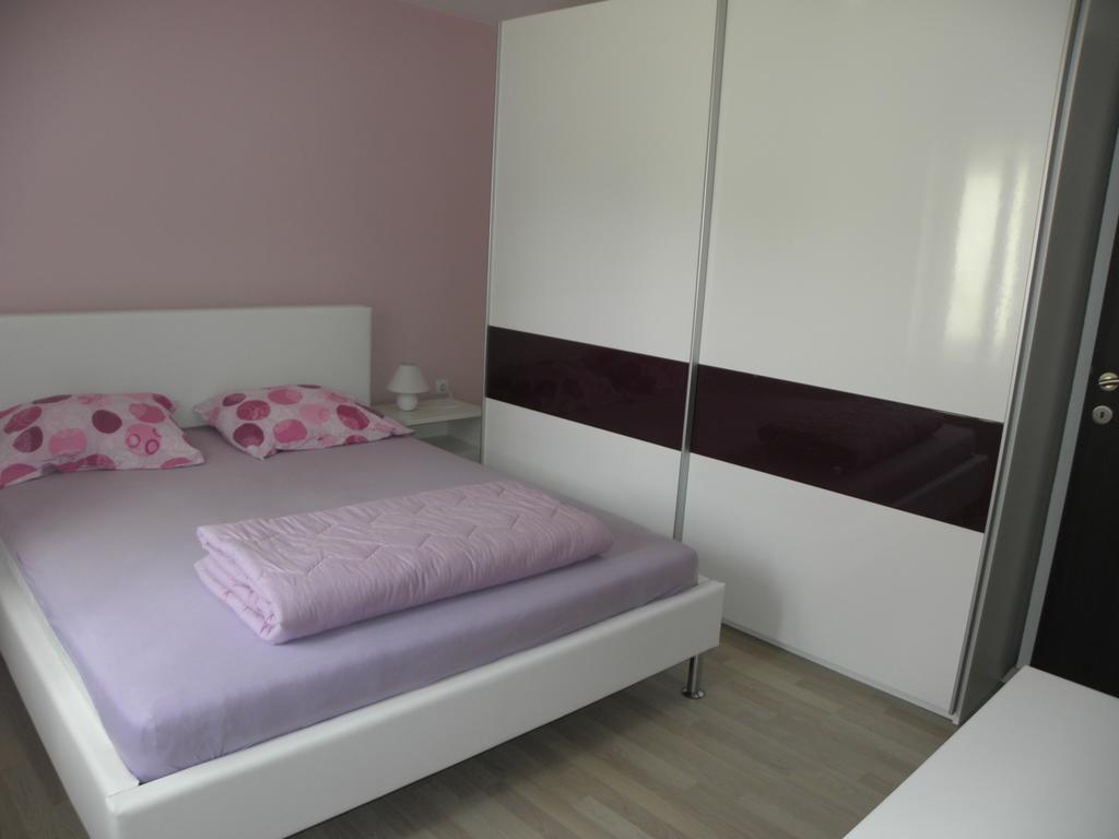 Apartment Jartic بيتينا الغرفة الصورة