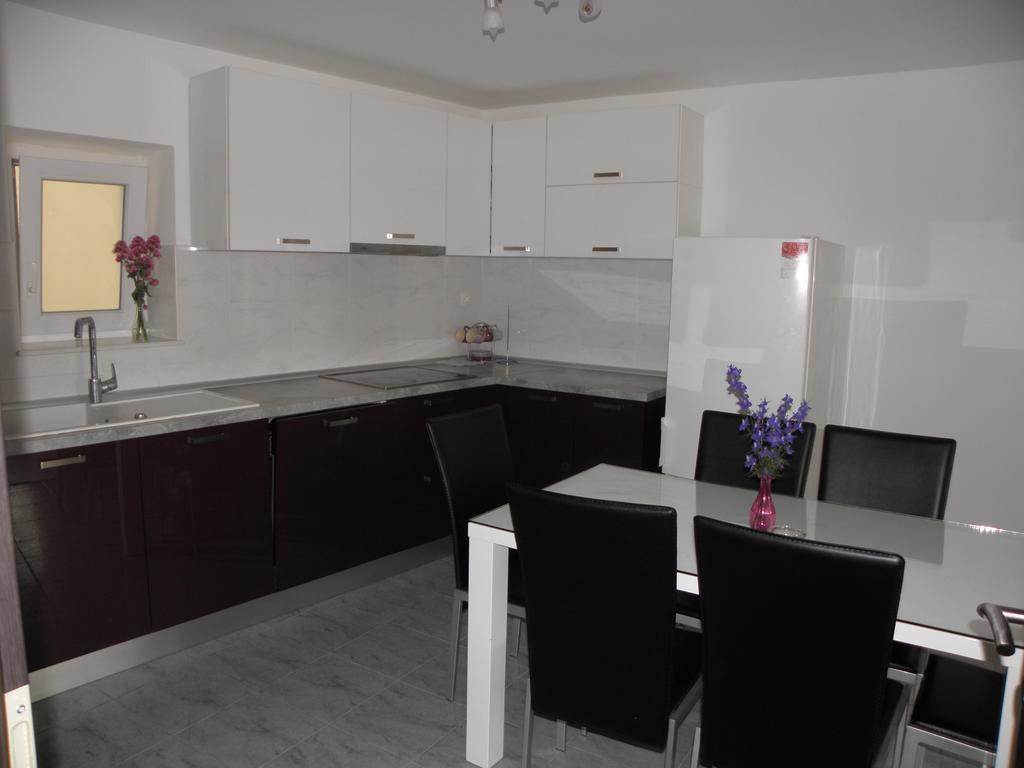 Apartment Jartic بيتينا الغرفة الصورة